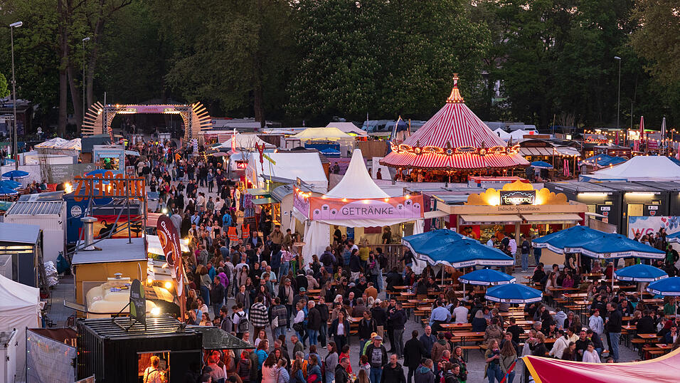 Das diesjährige Uferlos-Festival haben in den ersten Tagen laut Veranstaltern rund 20.000 Menschen täglich besucht. Das diesjährige Uferlos-Festival haben in den ersten Tagen laut Veranstaltern rund 20.000 Menschen täglich besucht.
