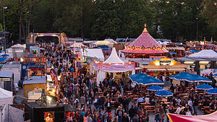 Das diesjährige Uferlos-Festival haben in den ersten Tagen laut Veranstaltern rund 20.000 Menschen täglich besucht. Das diesjährige Uferlos-Festival haben in den ersten Tagen laut Veranstaltern rund 20.000 Menschen täglich besucht.