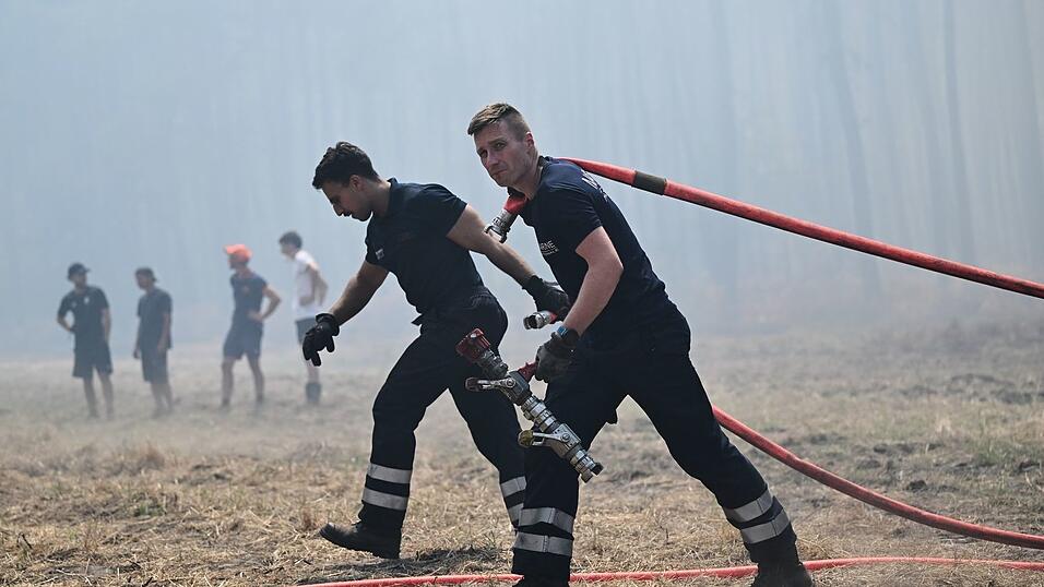 Die Feuerwehrleute in Frankreich sind bis zur vollkommenen Erschöpfung im Einsatz. Die Feuerwehrleute in Frankreich sind bis zur vollkommenen Erschöpfung im Einsatz.
