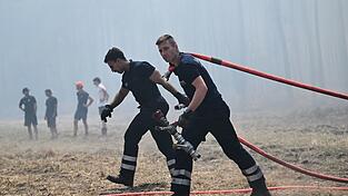 Die Feuerwehrleute in Frankreich sind bis zur vollkommenen Erschöpfung im Einsatz. Die Feuerwehrleute in Frankreich sind bis zur vollkommenen Erschöpfung im Einsatz.