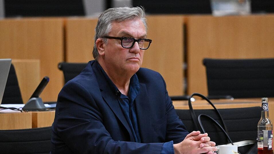 Hape Kerkeling ist Enkel eines NS-Opfers. Seine Meinung zu einem AfD-Verbotsverfahren äußerte er bei einer Anhörung im Thüringer Landtag. Hape Kerkeling ist Enkel eines NS-Opfers. Seine Meinung zu einem AfD-Verbotsverfahren äußerte er bei einer Anhörung im Thüringer Landtag.