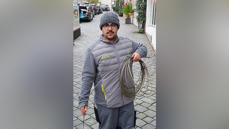 Alani Sadik mit dem Stahlseil in der Hand