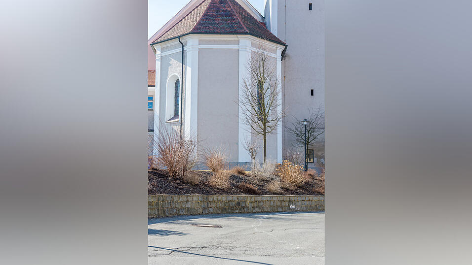 Die Kurve vor der Kirche schaffte das Gespann Stein/Auto nicht ganz - die Mauer berichtet von dem Aufprall. Foto: Mathias Adam