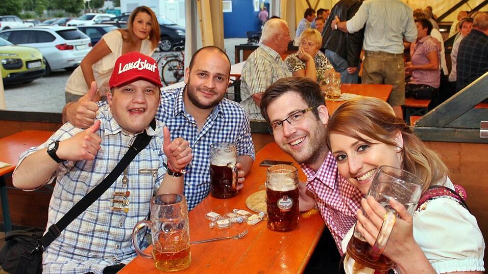 Auch am Freitag war super Stimmung am Ergoldinger Volksfest. Auch am Freitag war super Stimmung am Ergoldinger Volksfest.