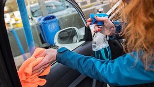 Scheiben putzen: Hochwertiger Glasreiniger tut meist einen guten Dienst.