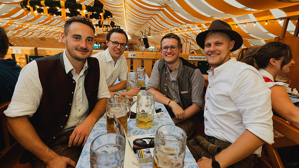 Die Partybilder vom Dienstag, 13. August 2024, aus dem Festzelt Nothaft. Die Partybilder vom Dienstag, 13. August 2024, aus dem Festzelt Nothaft.