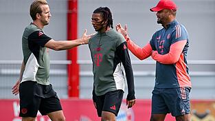 Bayern-Trainer Vincent Kompany (r) und Torjäger Harry Kane (l) beim Abschlusstraining vor dem Auftaktspiel gegen Chelsea.