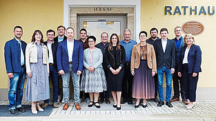 Der neue Wiesenter Gemeinderat. Von links: Dominik Busch, Alexandra Kaiser, Franz M&uuml;hlbauer, Benno Daiminger, Daniel Buchhauser, Michael und Maria R&ouml;sch, Josef Raab, Sonja Oertel, Hermann Leiderer, Bettina Stadler, Michael Fuchs, Daniel Gallasch, Andreas Ketterl und B&uuml;rgermeisterin Elisabeth Kerscher.