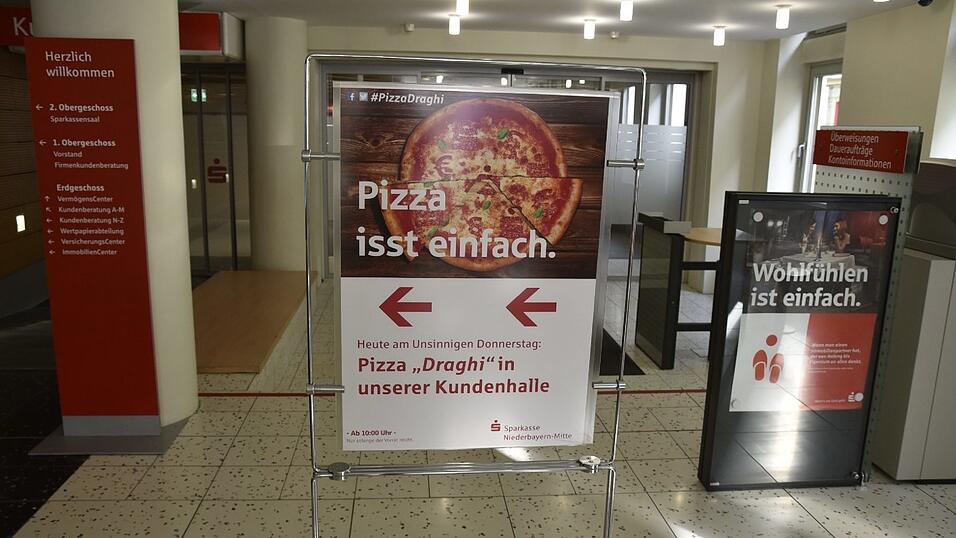 Am unsinnigen Donnerstag stellte die Sparkasse Niederbayern-Mitte ihr neues 'Geschäftsmodell' vor: Die Pizza 'Draghi' Am unsinnigen Donnerstag stellte die Sparkasse Niederbayern-Mitte ihr neues 'Geschäftsmodell' vor: Die Pizza 'Draghi'