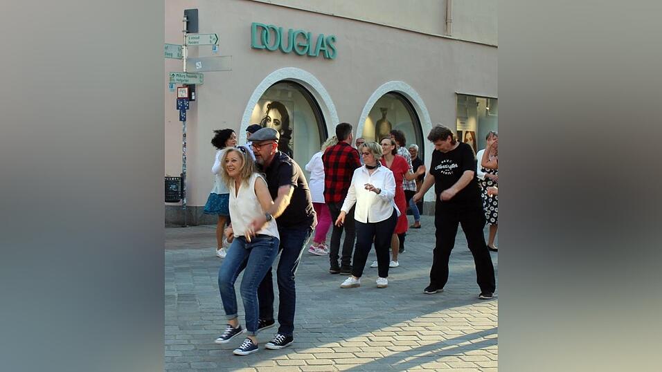 Die tanzbegeisterten Landshuterinnen und Landshuter legten eine hei&szlig;e Sohle aufs Parkett.