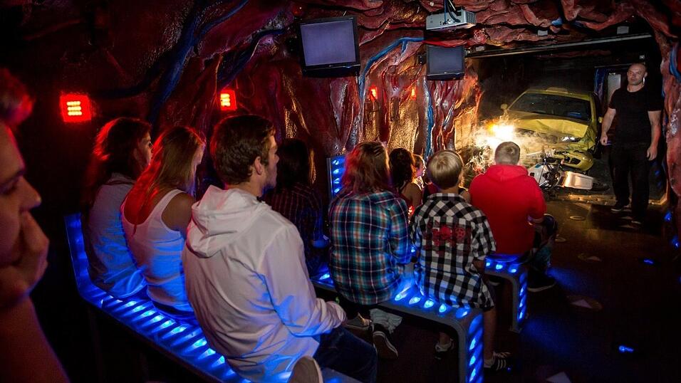 Mit teils drastischen Visualisierungen werden den Jugendlichen die Gefahren von legalen und illegalen Suchtmitteln nähergebracht. Mit teils drastischen Visualisierungen werden den Jugendlichen die Gefahren von legalen und illegalen Suchtmitteln nähergebracht.