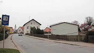 Wegen der Verkehrssituation an der Moosfürther Straße hatten einige Markträte Bedenken bezüglich eines Gebäudes für ambulant betreute Wohngruppen geäußert. Am Ende gab es doch nur eine Gegenstimme. Wegen der Verkehrssituation an der Moosfürther Straße hatten einige Markträte Bedenken bezüglich eines Gebäudes für ambulant betreute Wohngruppen geäußert. Am Ende gab es doch nur eine Gegenstimme.