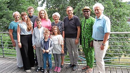 Schwiegertochter Karin Vogl (v.l.), Alena Vogl, Ehefrau des Enkels Thomas, Enkel Thomas Vogl, Enkelin Birgit Budach mit den Urenkeln Lukas, Leon und Luisa Budach, die Jubilarin Gisela Vogl, Viechtachs Bürgermeister Franz Wittmann, Pater und Pfarrer Emanuel und Sohn Josef Vogl