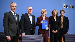 Die fünf „Wirtschaftsweisen“ des Sachverständigenrats zur Begutachtung der gesamtwirtschaftlichen Entwicklung stellen ihr Jahresgutachten vor.