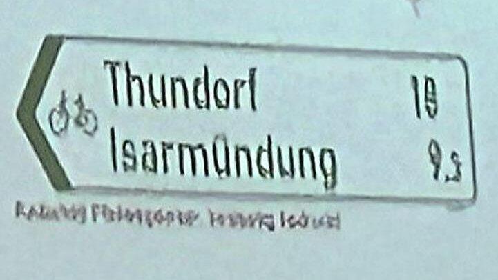 Beschilderungsbeispiel mit Kilometerangabe.