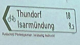 Beschilderungsbeispiel mit Kilometerangabe. Beschilderungsbeispiel mit Kilometerangabe.