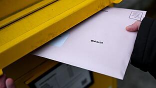 Eine Frau wirft einen Wahlbrief f&uuml;r die Kommunalwahl 2026 mit den Unterlagen f&uuml;r die Briefwahl in einen Briefkasten. In Regensburg ist das einigen Briefw&auml;hlern bei der Stichwahl am Sonntag nicht m&ouml;glich.