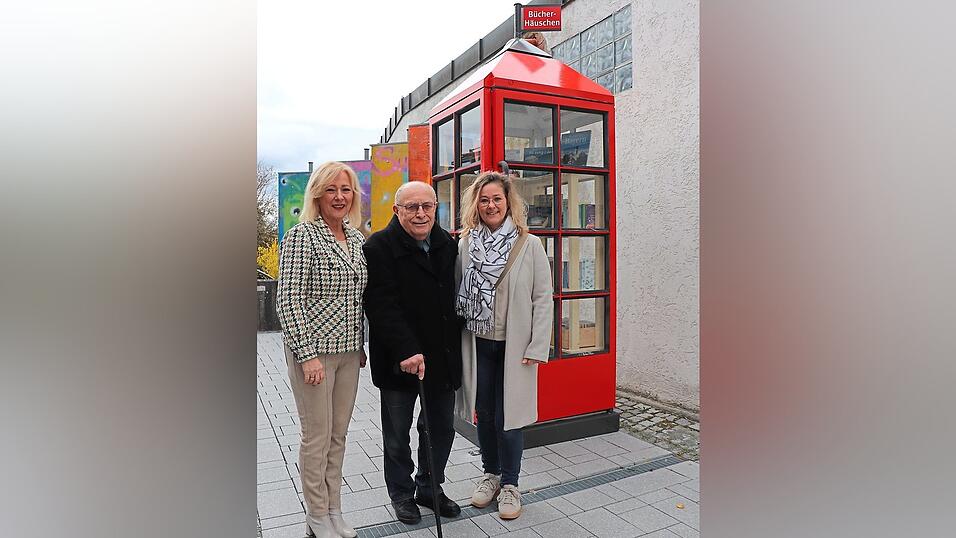 Bürgermeisterin Rosa-Maria Maurer (v.l.) neben Spender Rudolf Kessler und Büchereileiterin Martina Remberg vor dem neuen Bücherhäuschen. Bürgermeisterin Rosa-Maria Maurer (v.l.) neben Spender Rudolf Kessler und Büchereileiterin Martina Remberg vor dem neuen Bücherhäuschen.