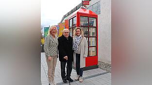 B&uuml;rgermeisterin Rosa-Maria Maurer (v.l.) neben Spender Rudolf Kessler und B&uuml;chereileiterin Martina Remberg vor dem neuen B&uuml;cherh&auml;uschen.