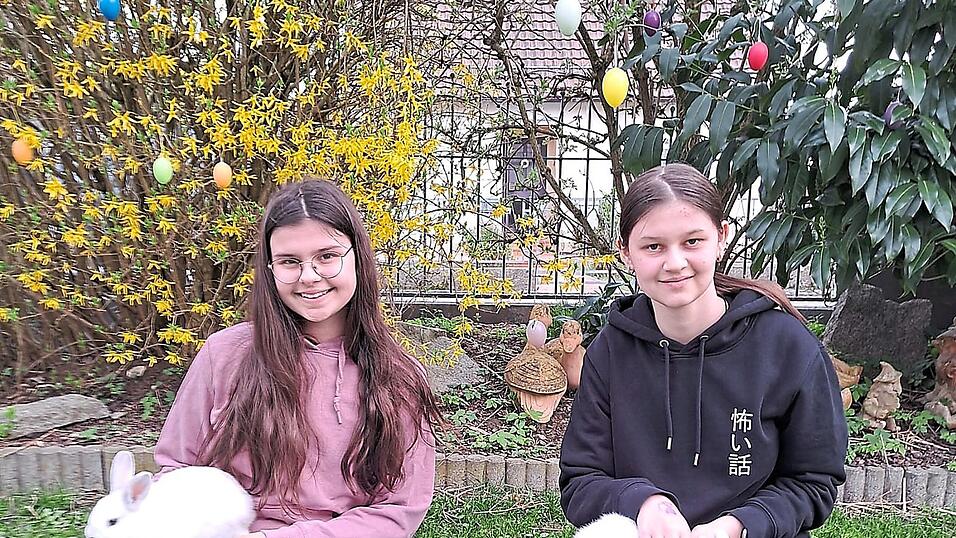 Die beiden T&ouml;chter der Harrers lieben es besonders, mit den Tieren zu kuscheln.