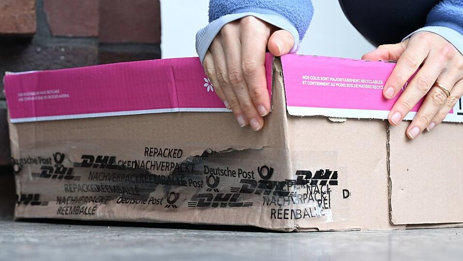 Das Paket ist endlich da, aber das ist kein Grund zur Freude: Sowohl der Karton als auch der Inhalt sind kaputt. Das Paket ist endlich da, aber das ist kein Grund zur Freude: Sowohl der Karton als auch der Inhalt sind kaputt.