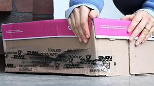 Das Paket ist endlich da, aber das ist kein Grund zur Freude: Sowohl der Karton als auch der Inhalt sind kaputt. Das Paket ist endlich da, aber das ist kein Grund zur Freude: Sowohl der Karton als auch der Inhalt sind kaputt.