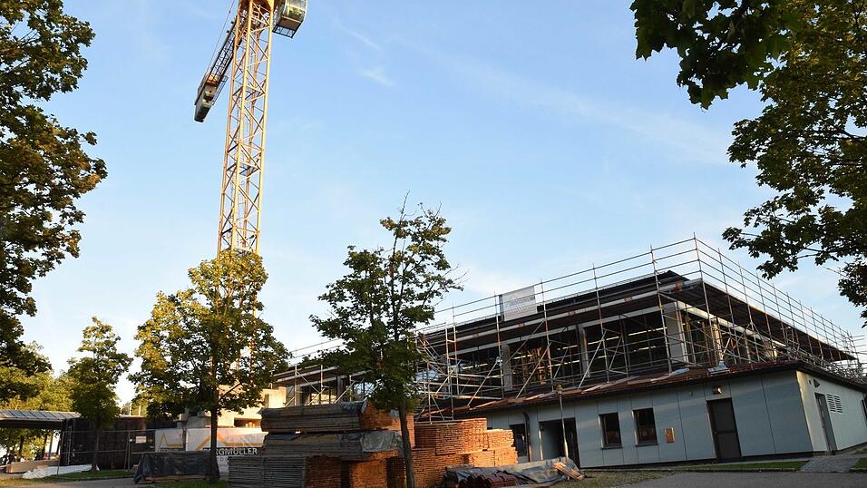 Die Sanierung der Doppelturnhalle hat im Zeitplan etwas Verzug. Die Sanierung der Doppelturnhalle hat im Zeitplan etwas Verzug.