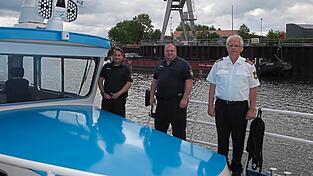 Die Polizeihauptmeister Christian Mielke (rechts) und Frank Baumgärtner (Mitte) und ihr Vorgesetzter, Hauptkommissar Peter Michael Schmalz. Die Polizeihauptmeister Christian Mielke (rechts) und Frank Baumgärtner (Mitte) und ihr Vorgesetzter, Hauptkommissar Peter Michael Schmalz.