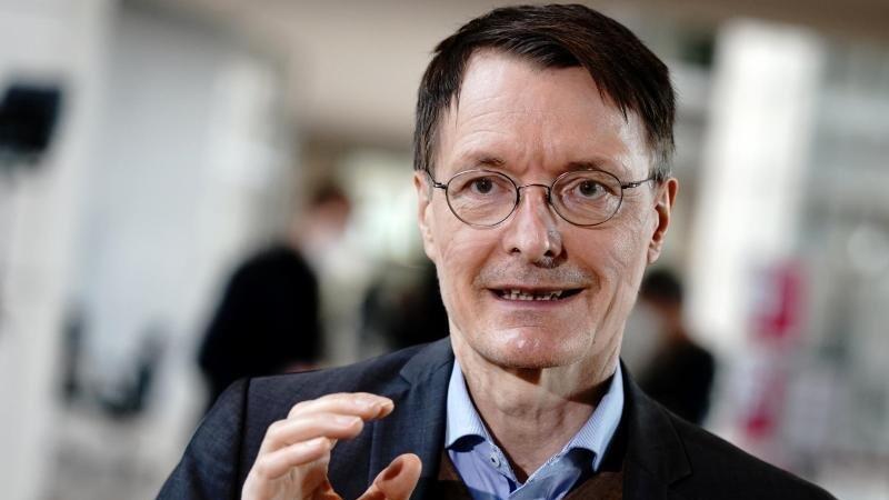 Bundesgesundheitsminister Karl Lauterbach (SPD) will Personen, die bereits eine Booster-Impfung erhalten haben, künftig beim 2Gplus-Modell von der Testpflicht ausnehmen. Bundesgesundheitsminister Karl Lauterbach (SPD) will Personen, die bereits eine Booster-Impfung erhalten haben, künftig beim 2Gplus-Modell von der Testpflicht ausnehmen.