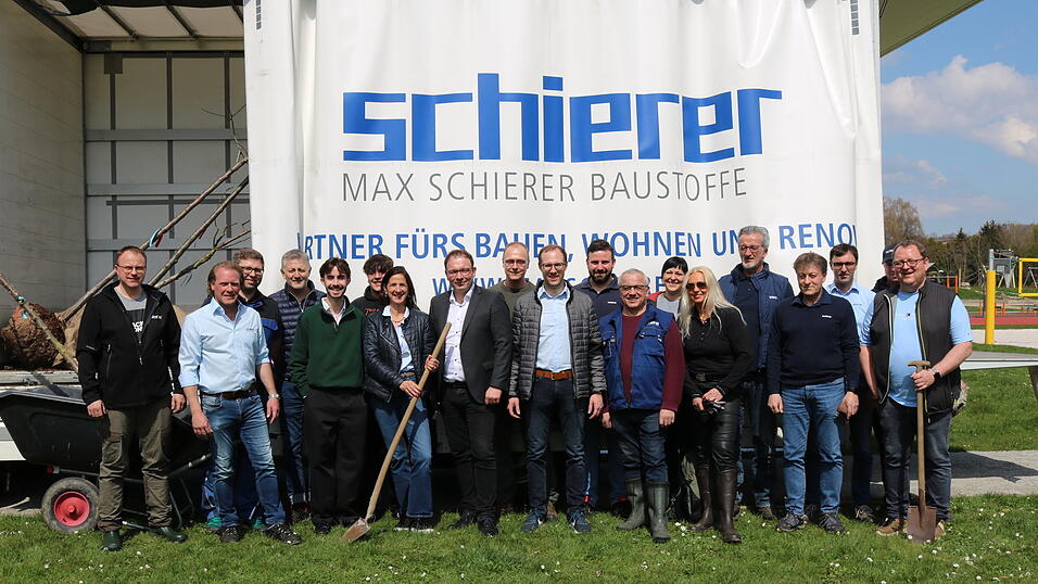 'Wir pflanzen ein St&uuml;ck Zukunft': Gesch&auml;ftsf&uuml;hrerin Martina Schierer (links) mit ihren S&ouml;hnen Karl (F&uuml;nfter von links) und Leo (Sechster von links), B&uuml;rgermeister Martin Stoiber (Achter von links), Gesch&auml;ftsf&uuml;hrer Josef Schmidberger (Vierter von links) und einige F&uuml;hrungskr&auml;fte.