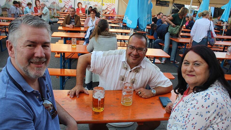 Viele Landshuter genossen ihren Freitagabend auf dem Bismarckplatzfest.