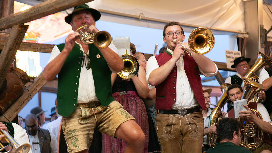 Die Partybilder vom Freitag, 8. August, aus dem Festzelt Reisinger. Die Partybilder vom Freitag, 8. August, aus dem Festzelt Reisinger.