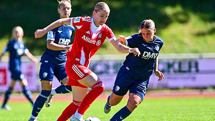 Marie Gmeineder vom FC Bayern II (in Rot) versucht sich im Zweikampf gegen die Bochumer Spielerin Lilith Schmidt zu behaupten. 