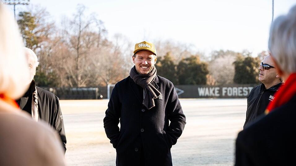 Bundestrainer Julian Nagelsmann auf dem Sportgel&auml;nde der Universit&auml;t.