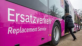 Die Bahnstrecke zwischen Obertraubling und Passau wird wegen Bauarbeiten ab Mitte Juni vor&uuml;bergehend gesperrt. Es fahren Ersatzbusse. (Archivbild)