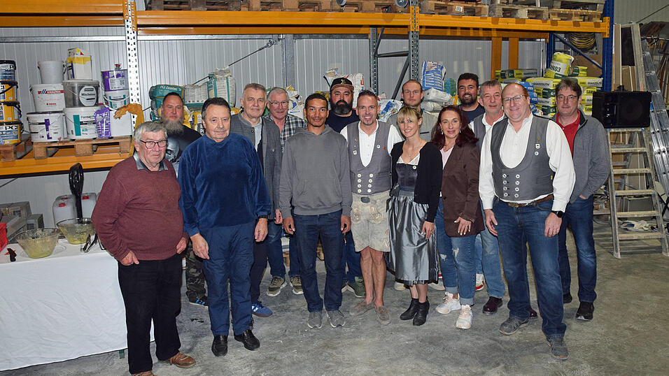 Die neu gew&auml;hlte Vorstandschaft vom Verein der Maurer- und Zimmerleute Moosburg (v.l.) Johann Schweiger, Silvio Beer, Michael Dittrich, B&uuml;rgermeister Josef Dollinger, Manfred Gr&ouml;&szlig;l, Felix Bugl, Thomas Gr&ouml;&szlig;l, neuer erster Vorstand Christian Meier, Susanne Meier, Tobias Gessler, Stefanie Richter, Florian Heim, Oliver Richter, Andreas Kleeberger und Bernhard Becher.