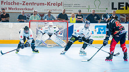 Der tschechische Nationalspieler Jakub Bernad (rechts) erzielte beim 12:7 drei Tore.