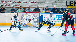 Der tschechische Nationalspieler Jakub Bernad (rechts) erzielte beim 12:7 drei Tore.