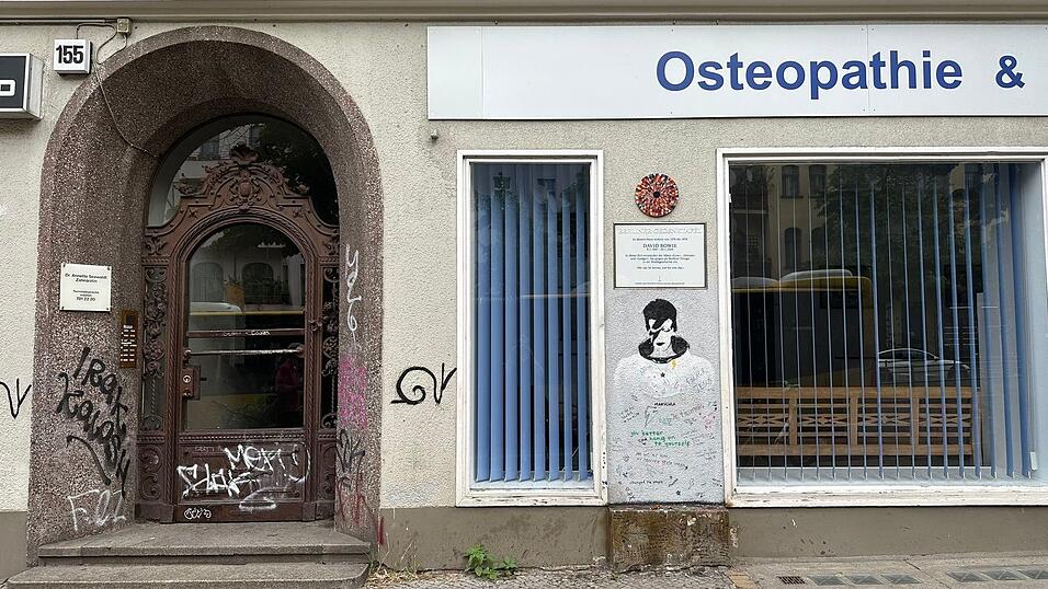 Blick auf den Eingang der Hauptstraße 155 in Schöneberg in Berlin. Hier wohnte, wie auch eine Gedenktafel zeigt, der Popstar David Bowie in den 70er Jahren. Blick auf den Eingang der Hauptstraße 155 in Schöneberg in Berlin. Hier wohnte, wie auch eine Gedenktafel zeigt, der Popstar David Bowie in den 70er Jahren.