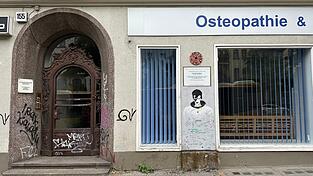 Blick auf den Eingang der Hauptstraße 155 in Schöneberg in Berlin. Hier wohnte, wie auch eine Gedenktafel zeigt, der Popstar David Bowie in den 70er Jahren. Blick auf den Eingang der Hauptstraße 155 in Schöneberg in Berlin. Hier wohnte, wie auch eine Gedenktafel zeigt, der Popstar David Bowie in den 70er Jahren.