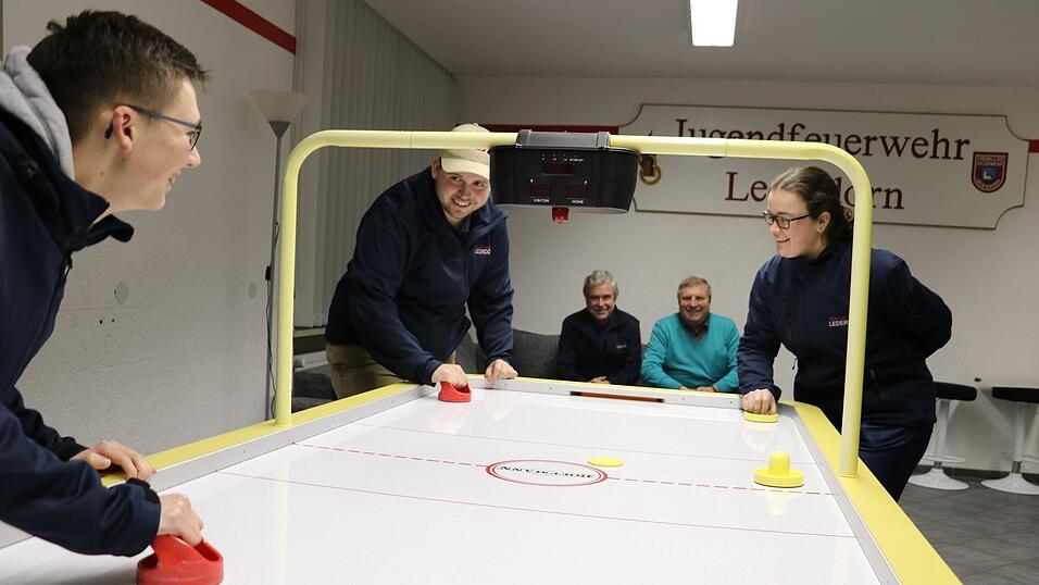 Die Lederdorner Jugendgruppe hat einen eigenen Gruppenraum. Dort treffen sich die Jugendlichen und spielen Airhockey, Karten oder Dart.