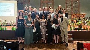 Die besonders geehrten Absolventinnen Johanna Sasse (vorne von links), Nina Marie Engel, Julia-Sophie Kolmhuber, Julia Painczyk, Mexine Möller und Franziska Schöll mit den Ehrengästen der Abschlussfeier