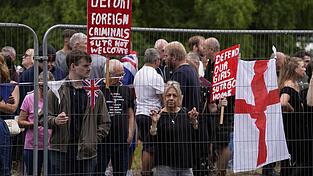 Der Fall eines Asylbewerbers, der eine 14-Jährige im englischen Epping belästigte, wurde zum Anlass für wochenlange Proteste. (Archivfoto) Der Fall eines Asylbewerbers, der eine 14-Jährige im englischen Epping belästigte, wurde zum Anlass für wochenlange Proteste. (Archivfoto)