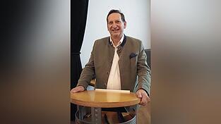 Bürgermeister Dr. Franz Gassner blickt auf das Geschehen im Markt. Bürgermeister Dr. Franz Gassner blickt auf das Geschehen im Markt.