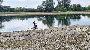 Der Hungerstein bei Pfelling hat sich in den vergangenen zwei Wochen zu einer regelrechten Sehenswürdigkeit und zum beliebten Ausflugsziel entwickelt. Betreten werden kann er seitdem ununterbrochen, je nach Wasserstand trockenen oder nassen Fußes. Der Hungerstein bei Pfelling hat sich in den vergangenen zwei Wochen zu einer regelrechten Sehenswürdigkeit und zum beliebten Ausflugsziel entwickelt. Betreten werden kann er seitdem ununterbrochen, je nach Wasserstand trockenen oder nassen Fußes.