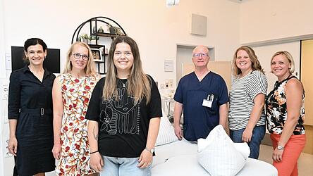 Studierende der Hebammenkunde an der OTH Regensburg wie Franziska Ostermayr (3. v. l.) k&ouml;nnen k&uuml;nftig in Kelheim praktische Erfahrungen sammeln: (von links) Klinikmanagerin Kuno Klinik St. Hedwig Anke Haneder, Gesch&auml;ftsf&uuml;hrerin Caritas-Krankenhaus St. Lukas Claudia Eder, Chefarzt der Frauenklinik und Geburtshilfe Dr. Edgar Gonzalez Heiberger, Hebammensprecherin Lisa Gassner, Hebammensprecherin Gabriella Reszler.