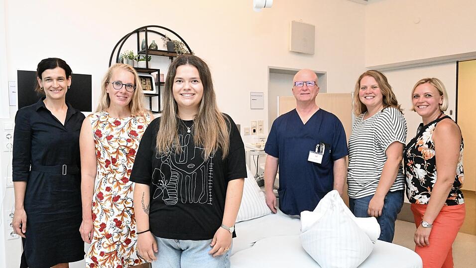 Studierende der Hebammenkunde an der OTH Regensburg wie Franziska Ostermayr (3. v. l.) können künftig in Kelheim praktische Erfahrungen sammeln: (von links) Klinikmanagerin Kuno Klinik St. Hedwig Anke Haneder, Geschäftsführerin Caritas-Krankenhaus St. Lukas Claudia Eder, Chefarzt der Frauenklinik und Geburtshilfe Dr. Edgar Gonzalez Heiberger, Hebammensprecherin Lisa Gassner, Hebammensprecherin Gabriella Reszler. Studierende der Hebammenkunde an der OTH Regensburg wie Franziska Ostermayr (3. v. l.) können künftig in Kelheim praktische Erfahrungen sammeln: (von links) Klinikmanagerin Kuno Klinik St. Hedwig Anke Haneder, Geschäftsführerin Caritas-Krankenhaus St. Lukas Claudia Eder, Chefarzt der Frauenklinik und Geburtshilfe Dr. Edgar Gonzalez Heiberger, Hebammensprecherin Lisa Gassner, Hebammensprecherin Gabriella Reszler.