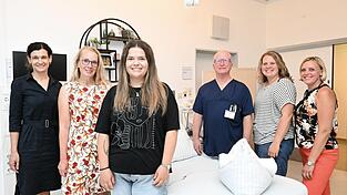 Studierende der Hebammenkunde an der OTH Regensburg wie Franziska Ostermayr (3. v. l.) können künftig in Kelheim praktische Erfahrungen sammeln: (von links) Klinikmanagerin Kuno Klinik St. Hedwig Anke Haneder, Geschäftsführerin Caritas-Krankenhaus St. Lukas Claudia Eder, Chefarzt der Frauenklinik und Geburtshilfe Dr. Edgar Gonzalez Heiberger, Hebammensprecherin Lisa Gassner, Hebammensprecherin Gabriella Reszler. Studierende der Hebammenkunde an der OTH Regensburg wie Franziska Ostermayr (3. v. l.) können künftig in Kelheim praktische Erfahrungen sammeln: (von links) Klinikmanagerin Kuno Klinik St. Hedwig Anke Haneder, Geschäftsführerin Caritas-Krankenhaus St. Lukas Claudia Eder, Chefarzt der Frauenklinik und Geburtshilfe Dr. Edgar Gonzalez Heiberger, Hebammensprecherin Lisa Gassner, Hebammensprecherin Gabriella Reszler.