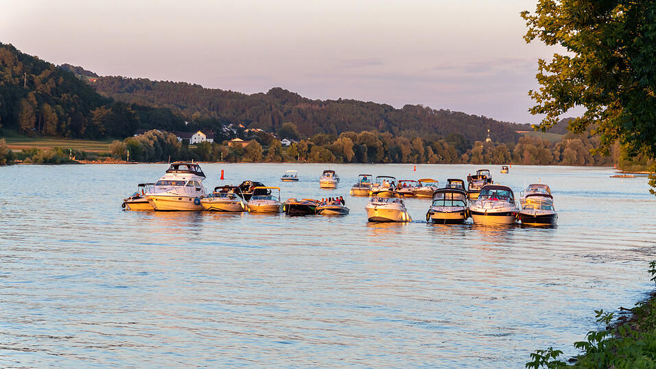 Bereits ab 20 Uhr stieg die Party beiderseits der Donau, um 22 Uhr dann begeisterte das feurige Spektakel auf der Donaubrücke die Gäste. Bereits ab 20 Uhr stieg die Party beiderseits der Donau, um 22 Uhr dann begeisterte das feurige Spektakel auf der Donaubrücke die Gäste.