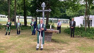 Gemeinsam mit dem evangelischen Pfarrer Michael Rummel, Pater Peter Renju, dem katholischen Militärgeistlichen, Militärseelsorgeassistent Hans Mittermeier und leitendem Militärdekan Ralf Zielinski (hinten, von links) feiert Militärpfarrer Marvin Döbler eine Andacht.